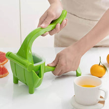 Manual Plastic Fruit Juicer, Hand Press Lemon Squeezer Hand Juicer Citrus Press Juicer Fruit Extractor Tool for Orange, Limes, Lemon ( Brown Box ) - dailyneed.life