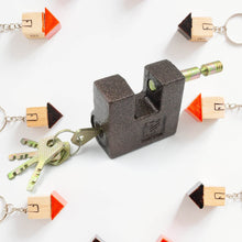 Iron lock, Brass Core and Thickened Spray Black Iron Door Lock With 5 pc Keys for Home Dormitory, Waterproof Antirust Anti-theft locks Outdoor Gate Shed Locks Warehouse Big Iron Door Drawer Lock (63 mm ) - dailyneed.life