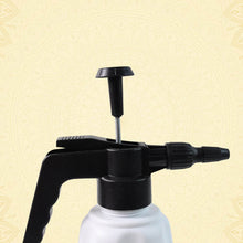 1.5L Heavy-Duty Plastic Pressure Spray Bottle with Adjustable Nozzle - dailyneed.life