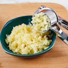Crush Garlic with Ease: Lightweight Aluminum Garlic Press (1 Pc) - dailyneed.life