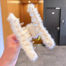 Large Plush Hair Claw Clips, Plastic Fluffy Hair Claw Hair (1 Pc / Mix Color) - dailyneed.life