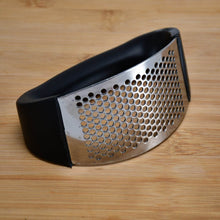 Stainless Steel Garlic Presser / Crusher (Multicolor) - dailyneed.life