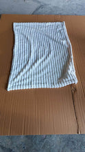 Pet Soft Cat Dog Blanket / Towel Soft Warm Sleep Mat (70×50 Cm / 1 Pc / Mix Color & Design) - dailyneed.life