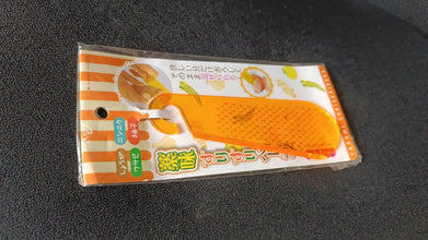 Multipurpose Garlic and Ginger Grater Peeler Tool with Hanging Hook – 1 Pc - dailyneed.life