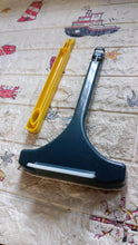 2-in-1 Mesh Cleaning Brush & Wiper with Extended Handle – Window Cleaner (1 Pc) - dailyneed.life