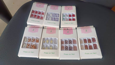 Premium Glitter 3D Floral Press-On Artificial Nail Tips with Nail Glue (1 Set) - dailyneed.life