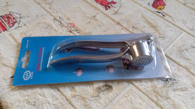 Crush Garlic with Ease: Lightweight Aluminum Garlic Press (1 Pc) - dailyneed.life