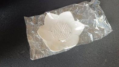 Elegant Lotus-Shaped Self-Draining Soap Dish Holder (1 Pc) - dailyneed.life