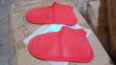Non-Slip Silicone Rain Reusable Anti skid Waterproof Fordable Boot Shoe Cover (Medium Size / 1 Pair / Red) - dailyneed.life